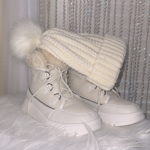 White & Cream Colored Winter Boots ⛄️🎿 - Picture 1 of 9
